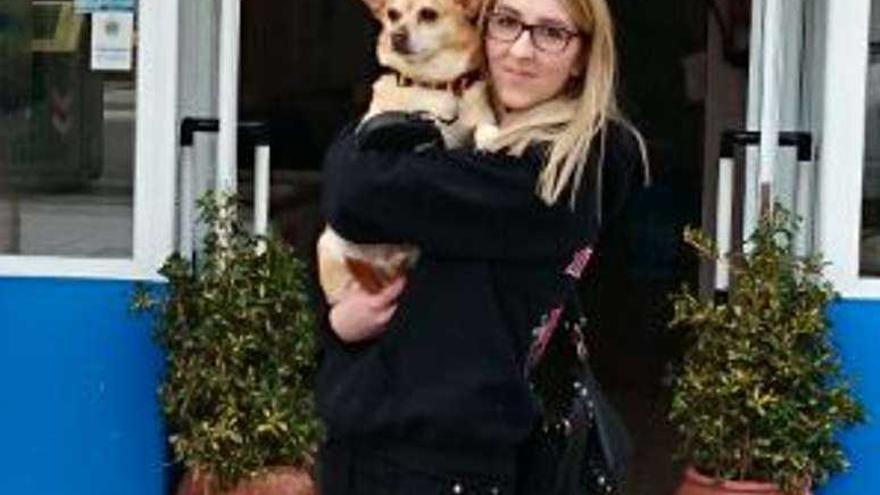 Irene Ventura con su perrita &#039;Noah&#039; frente a su negocio de estética.