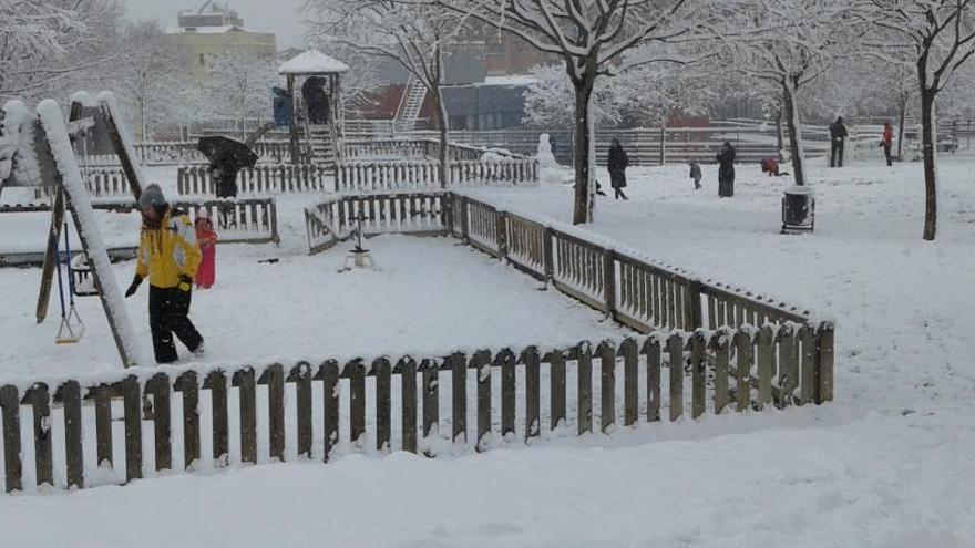 Joves en un parc a Manresa.