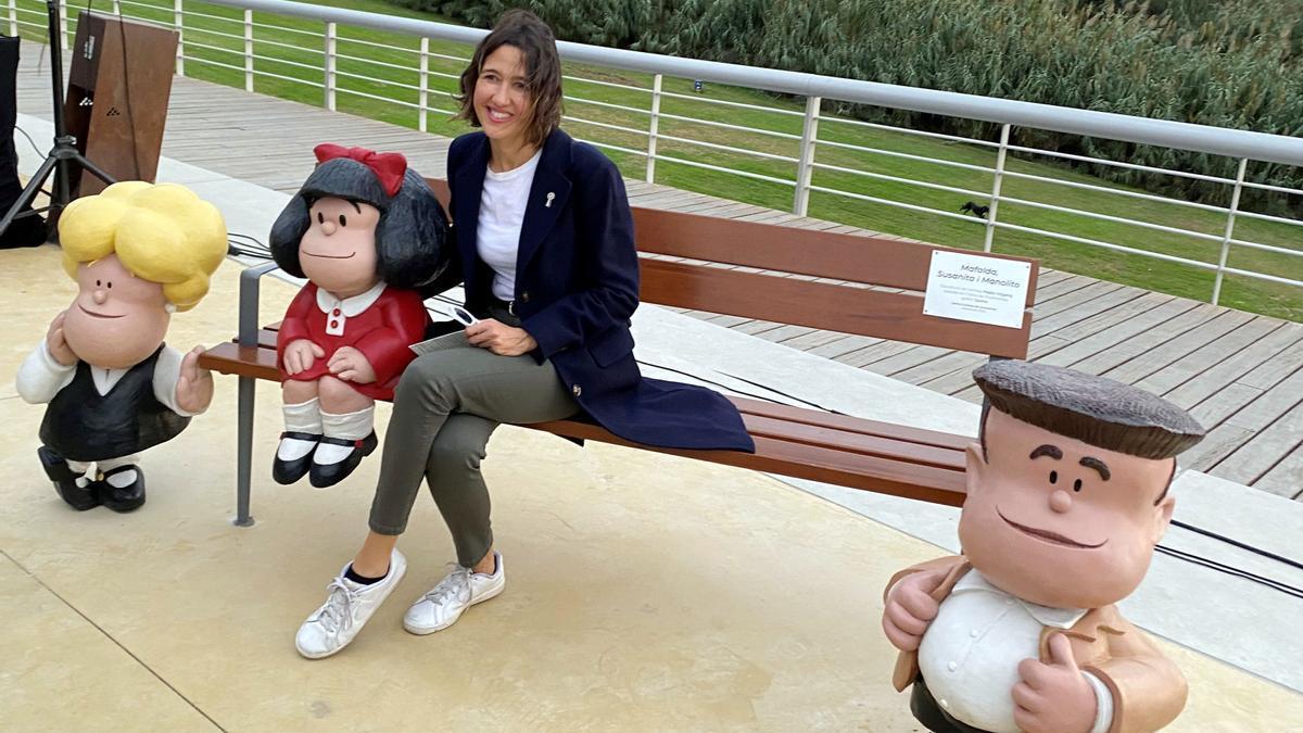 La alcaldesa de Santa Coloma, Núria Parlon, en el homenaje a Mafalda.
