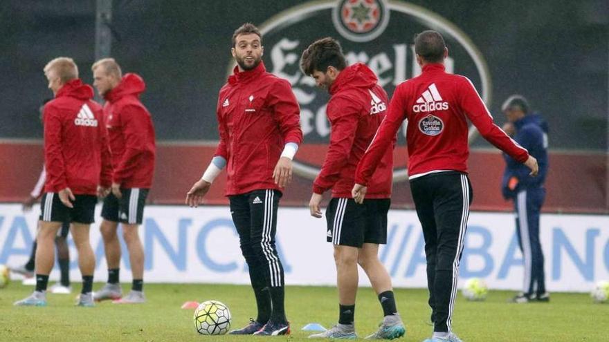 Sergio Álvarez, en el centro, junto a Planas y Aspas, ayer en A Madroa. // R. G.