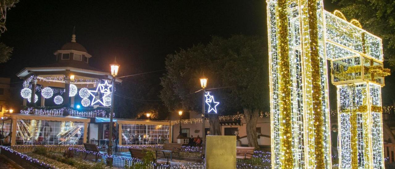 El alumbrado navideño en la plaza de La Luz, en el casco de Los Silos.