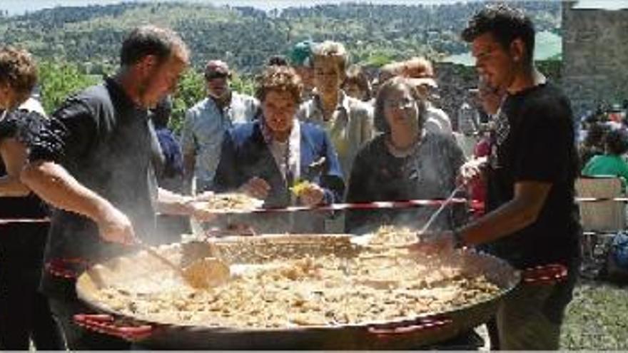 Moment de repartir el dinar, que va consistir en una arrossada popular