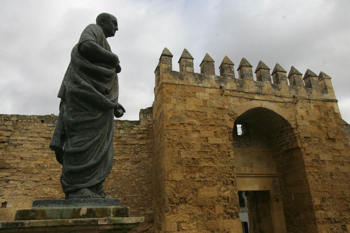 La estatua del filósofo Séneca situada en la Puerta de Almodóvar.