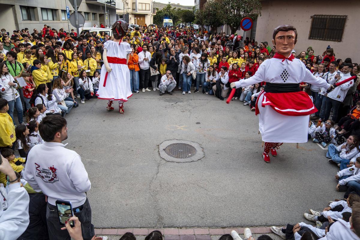 Imatges de l'estrena dels nous gegantons de l'Agrupació Sardanista de Súria, el Miquel i la Maria