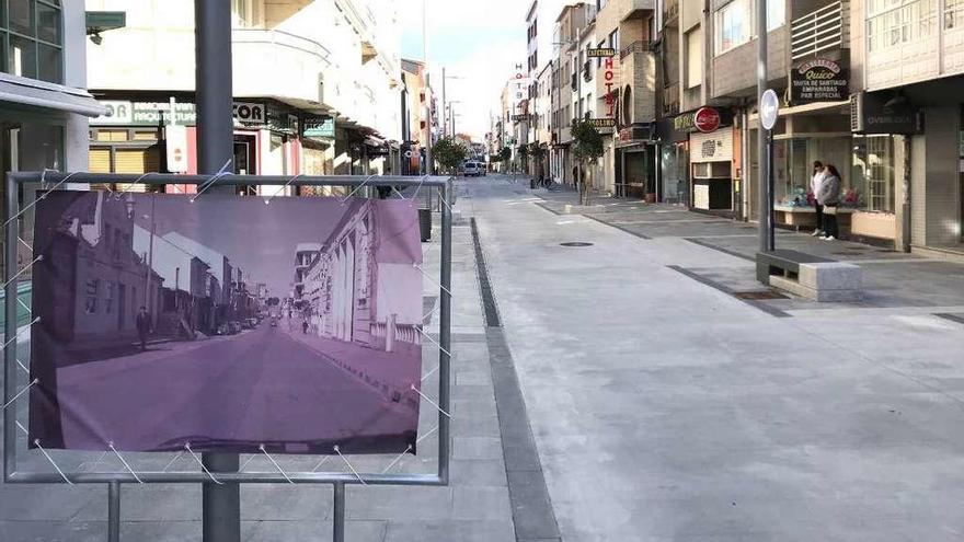 La peatonalizada calle Castelao, que dispone de un aparcamiento anexo, en Entrehortas. // Muñiz