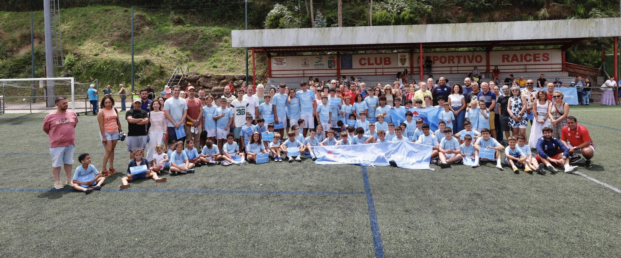 EN IMÁGENES: El campus del Celta de Vigo con los niños del Raíces, en Castrillón