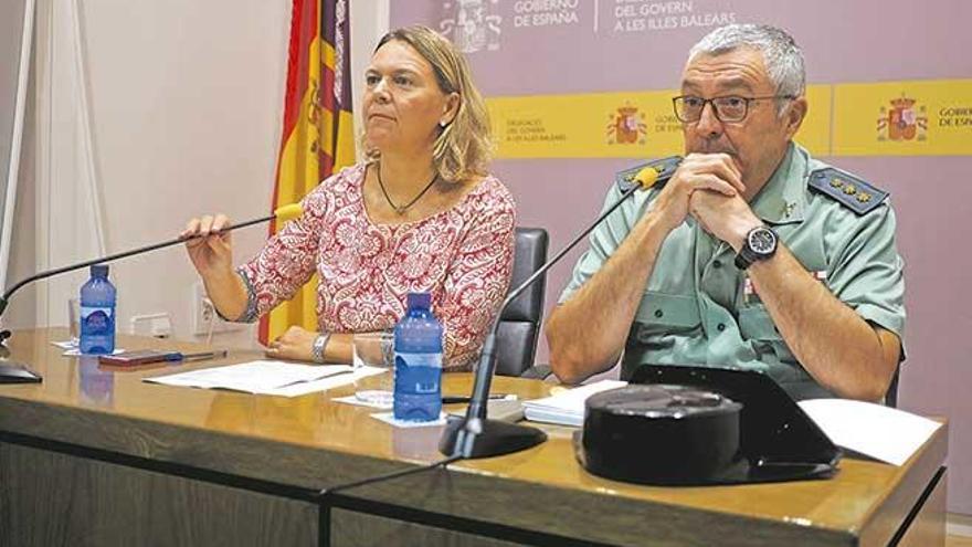 Maria Salom y el coronel Jaume Barceló, ayer en una rueda de prensa.