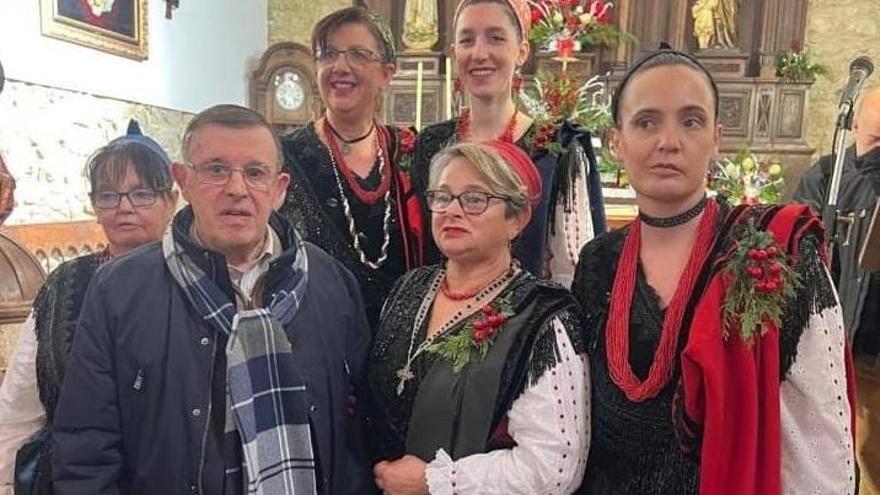 Los promotores del homenaje junto a Modesto Bordás.