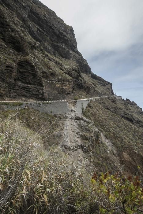 13/07/2016 Visita del presidente del Cabildo de Tenerife Carlos Alonso  junto a Técnicos para ver in situ el estado del derrumbe del talúd de la carretera que lleva a la Punta de Teno.José Luis González