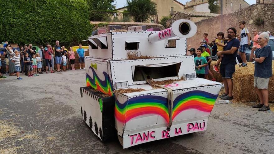 La tradicional baixada de carros de Camallera anima la festa major d’estiu