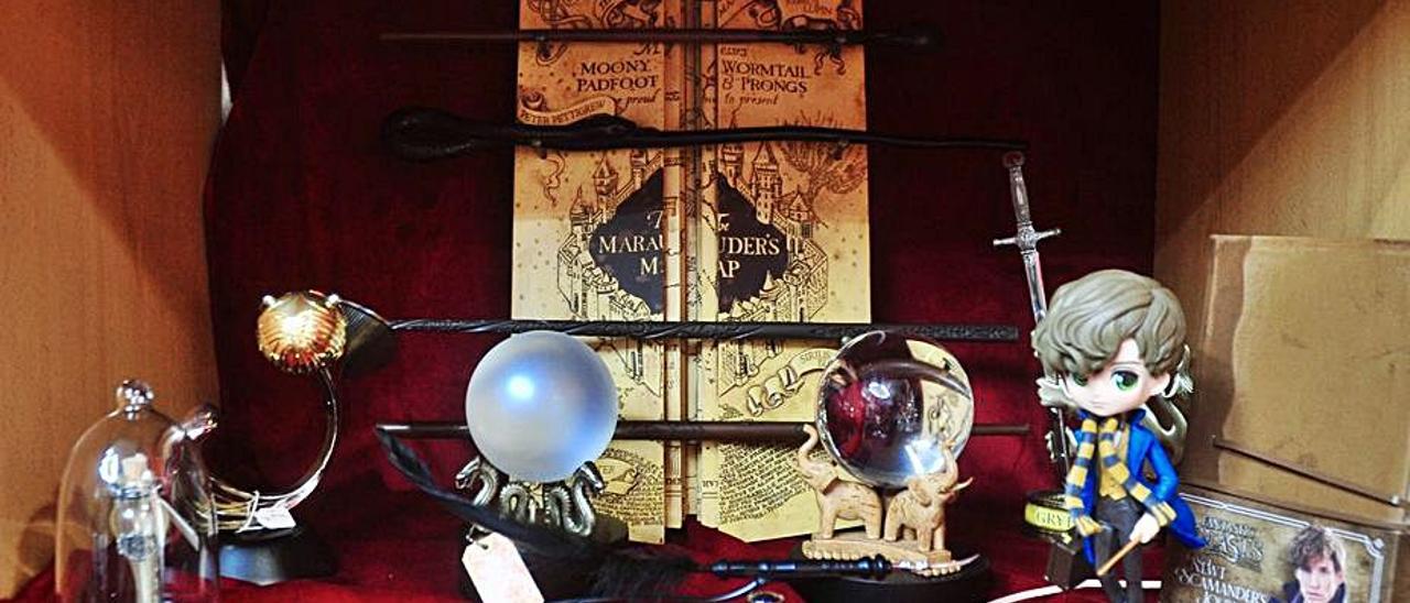 El Mapa Merodeador junto a una figura de Scamander.   | // R. V.