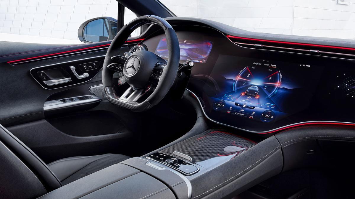 El interior del Mercedes-Benz EQE cuenta con una doble pantalla digital y, en la versión AMG 43, puede equipar el avanzado sistema Hyperscreen del EQS.