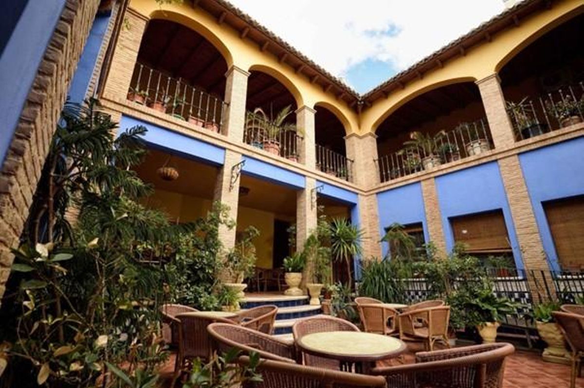 El patio del restaurante Loreto integra lo verde tanto como sus menús