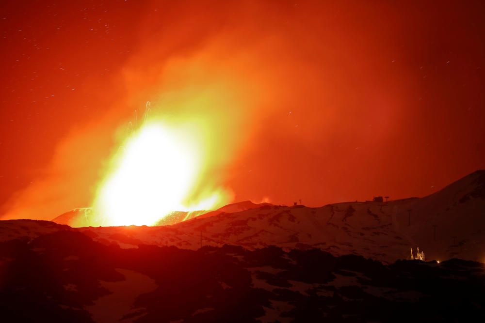 L''Etna entra en erupció.