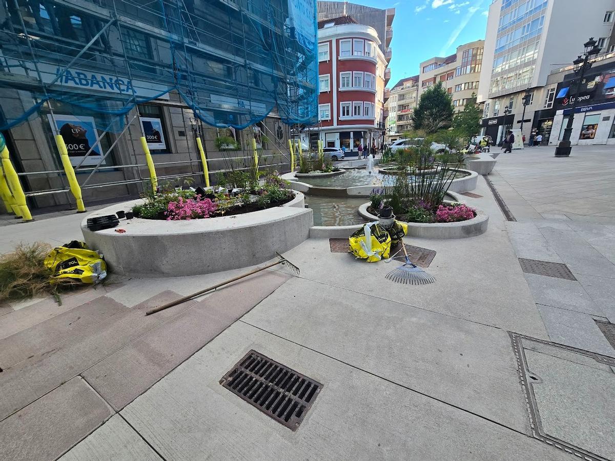 Los operarios municipales se encargan esta mañana de recuperar los deteriorados jardines de la peatonalizada calle de Arzobispo Lago, en Vilagarcía.
