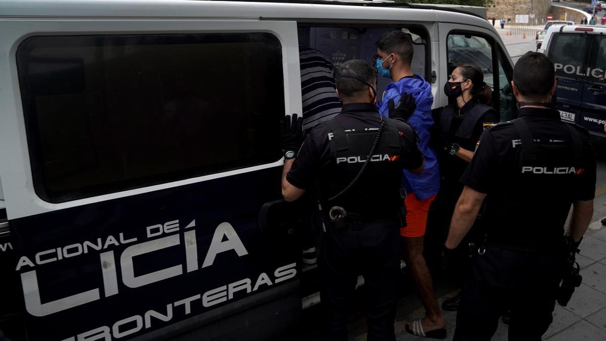 Detenidos decenas de migrantes en Ceuta para identificarlos y hacerles PCRs