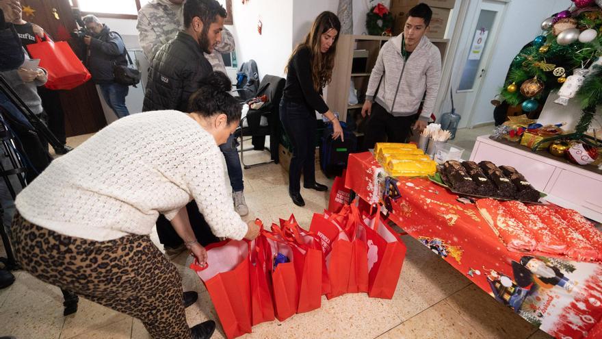 La familia de Cáritas Ibiza comparte mantel y viandas navideñas