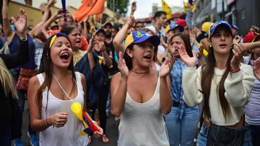 Chavistas y opositores toman las calles a favor y contra el Gobierno de Venezuela