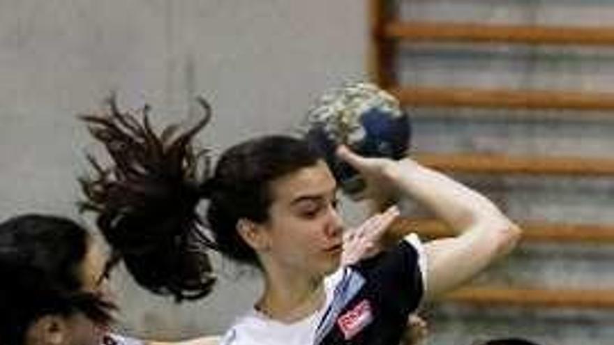 Natalia Martínez y Carmen García frenan a Sandra Vallina.