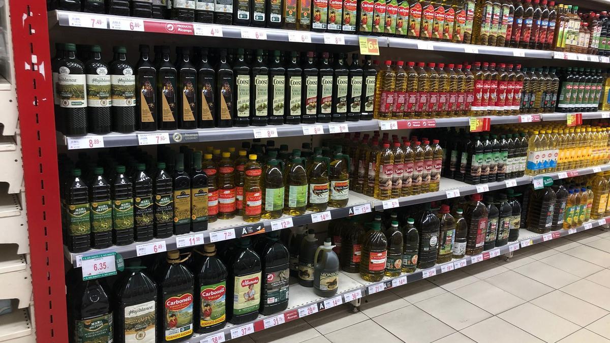 Estanterías de aceite en un supermercado de Zaragoza.