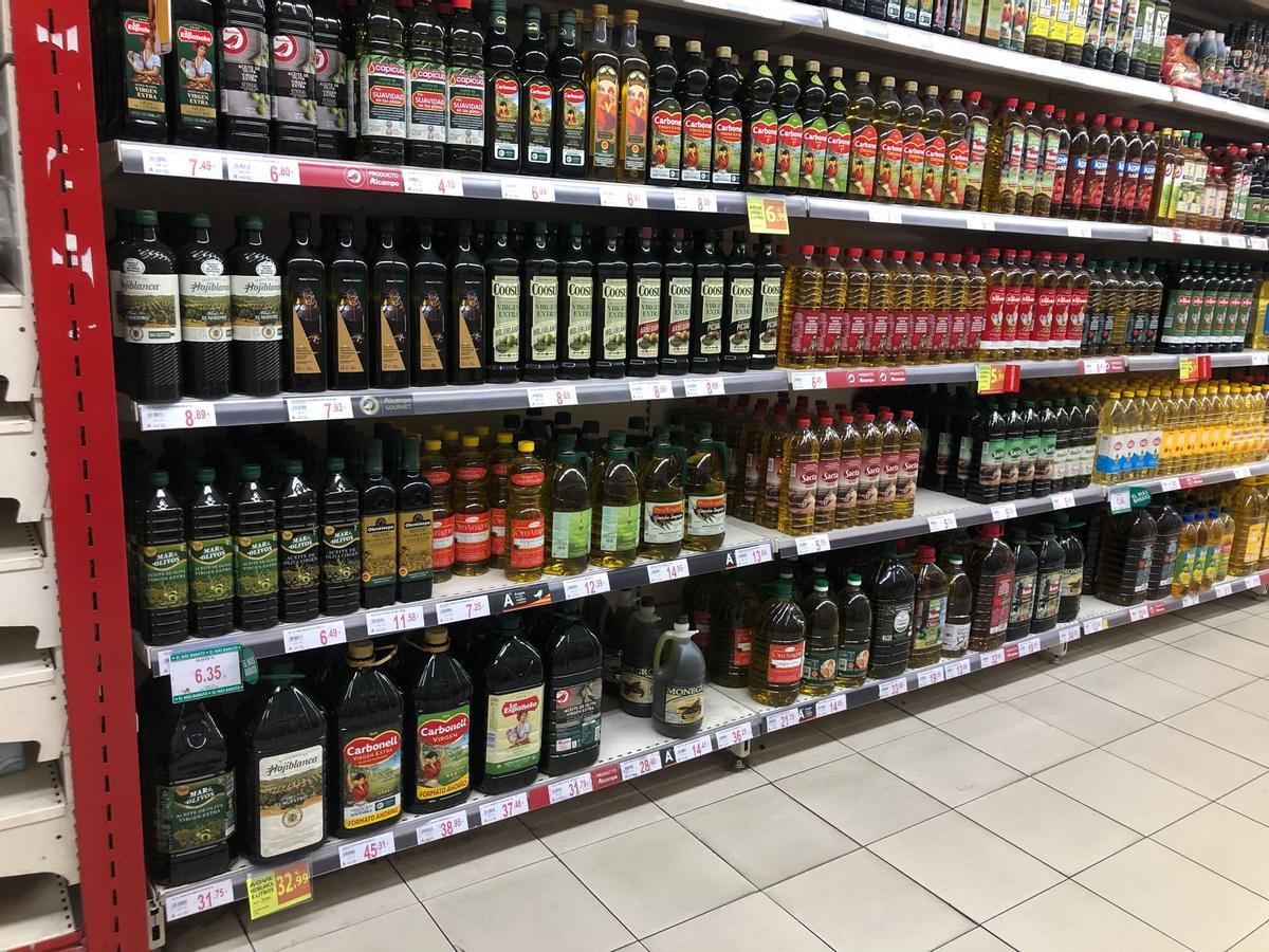 Estanterías de aceite en un supermercado de Zaragoza.