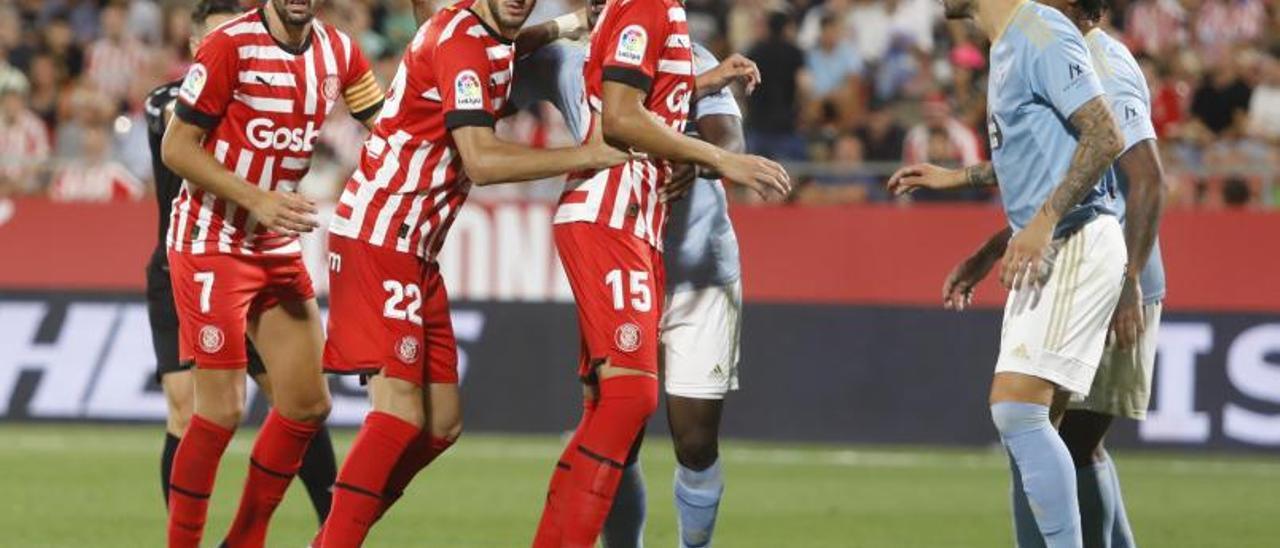 Juanpe i Bueno, abans d’una acció a pilota aturada divendres contra el Celta.  | ANIOL RESCLOSA