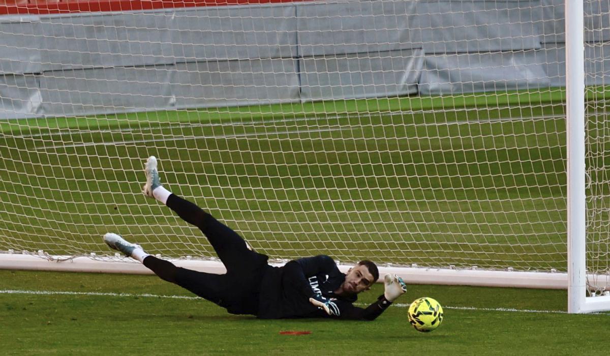 Rubén Yáñez, durante el entrenamiento de ayer en El Molinón.