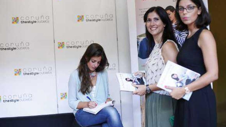 La bloguera de moda Silvia Navarro firma ejemplares de su libro en The Style Outlets