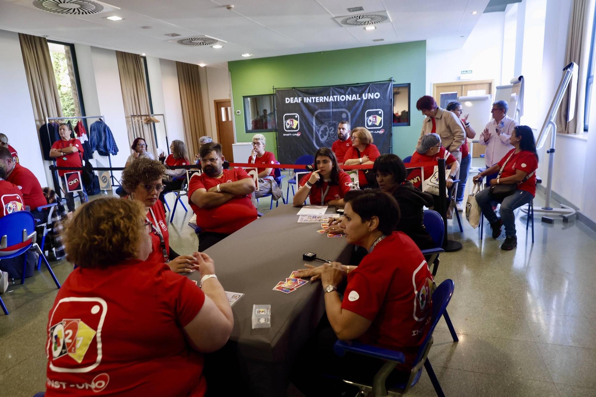 El torneo del juego "UNO" para personas sordas en Gijón, en imágenes