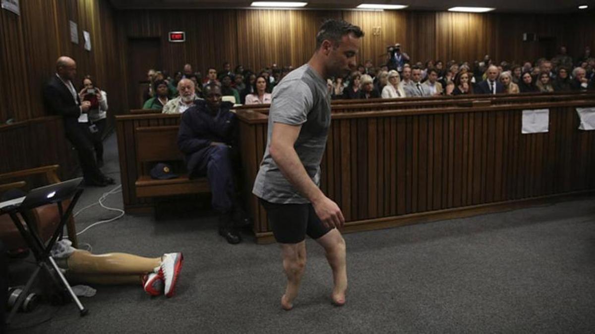 Pistorius, durant el judici, va caminar sobre els seus monyons per a mostrar la seva vulnerabilitat.