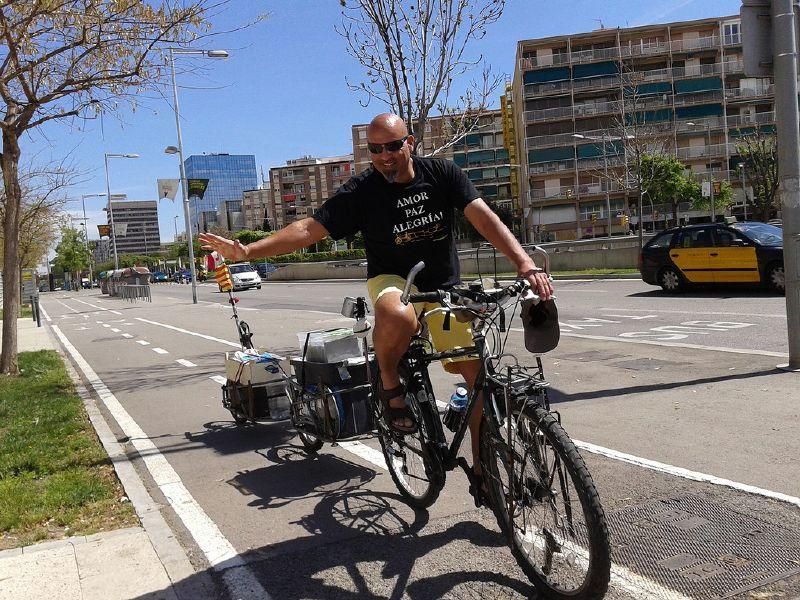 Omar Ruiz-Díaz recorre el mundo con su bicicleta