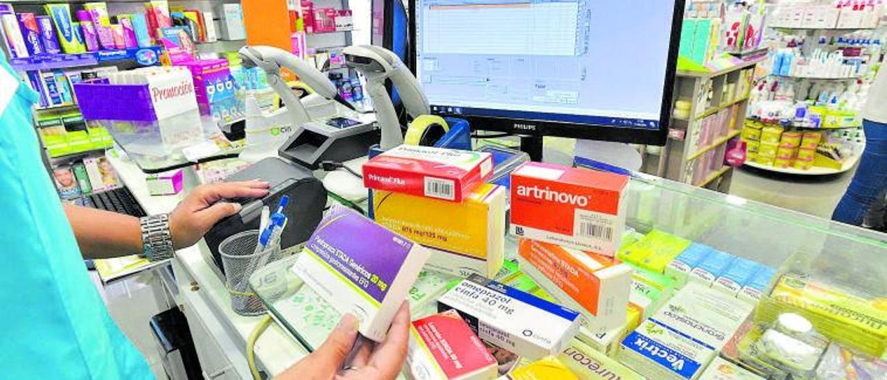 Una farmacéutica canaria realiza una revisión de los fármacos en stock.