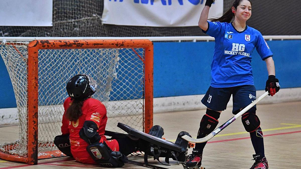 Fernanda Muñoz, del Borbolla, celebra un gol tras batir a la portera del Telecable Gijón. |  // VÍCTOR ECHAVE