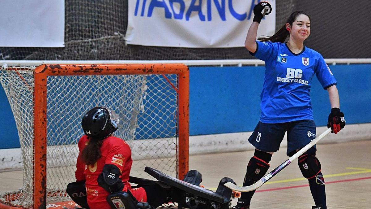 Fernanda Muñoz, del Borbolla, celebra un gol tras batir a la portera del Telecable Gijón. |  // VÍCTOR ECHAVE