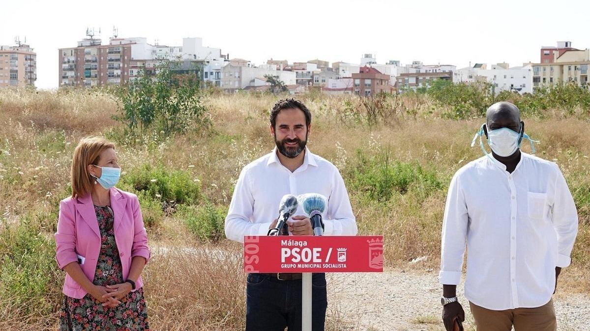 Foto de archivo de los ediles socialistas en Málaga, Daniel Pérez y Begoña Medina, en los Terrenos de Repsol.