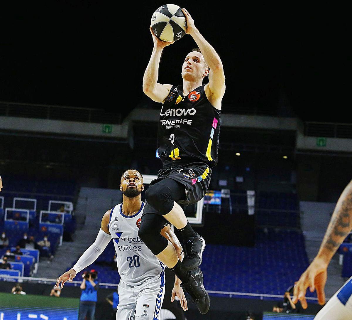 Marcelinho Huertas lanza a canasta ante la mirada de Omar Cook en los cuartos de la Copa del Rey.