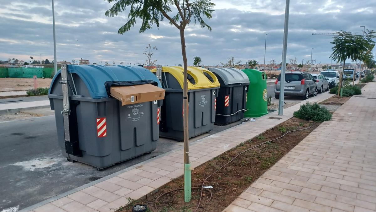 Isla de contenedores del residencial de La Hita en Torrevieja
