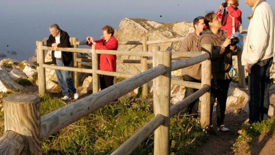 Un grupo de turistas, en el Cabo Peñas.