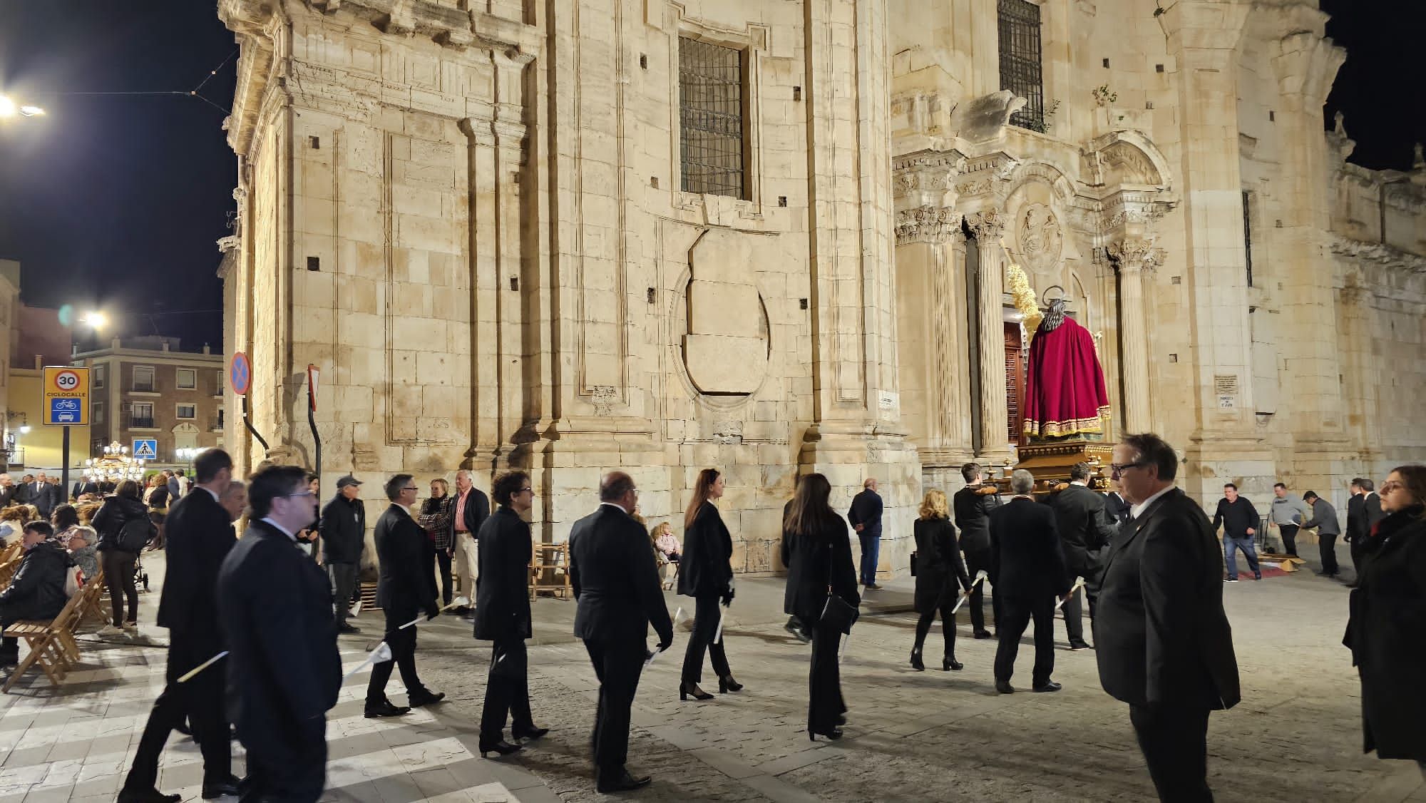 La procesión más corta y traslado de imágenes del Santo Entierro en Orihuela