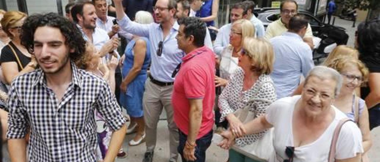 Javier Maroto, uno de los partidarios de Pablo Casado, durante un acto ayer en Elche.