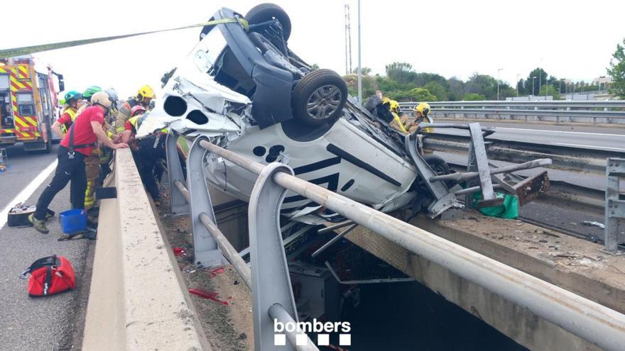 Un vehicle queda penjant sobre un pont a Ripollet i els dos ocupants surten il·lesos