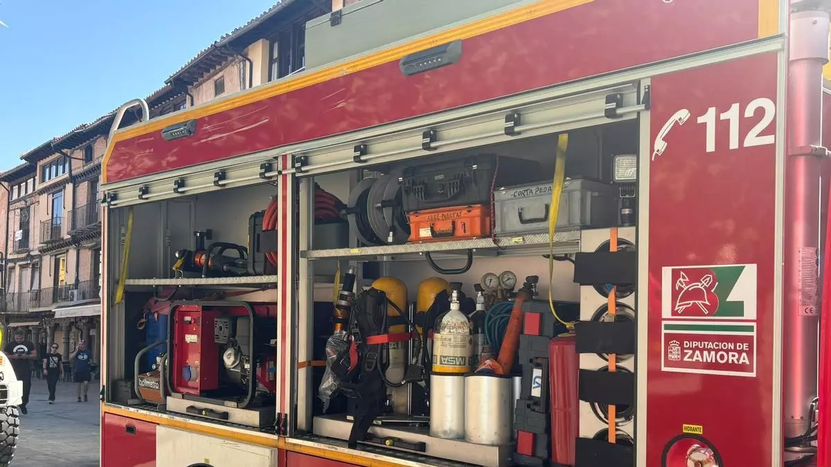 Los bomberos y los hinchables acuáticos toman la Plaza Mayor