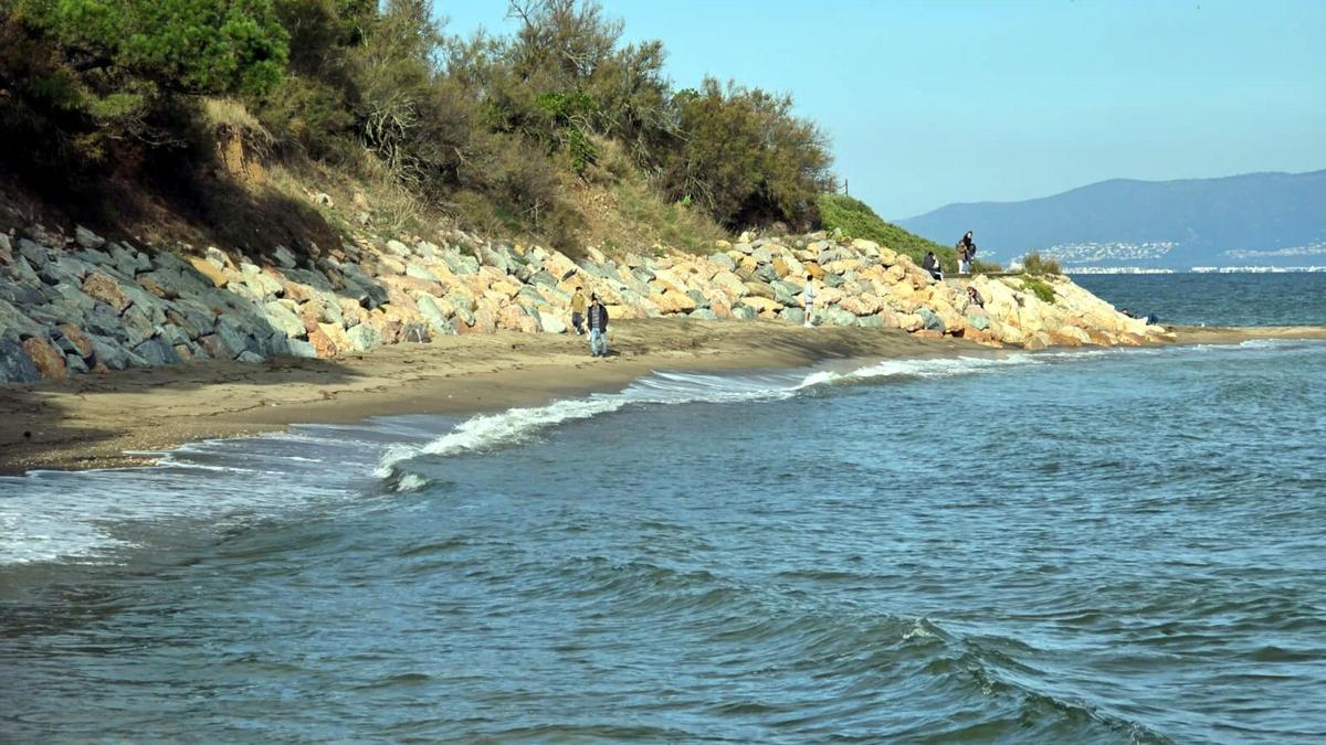 El temporal s'endú les platges de l'Escala i deixa passejos plens de sorra a la Costa Brava
