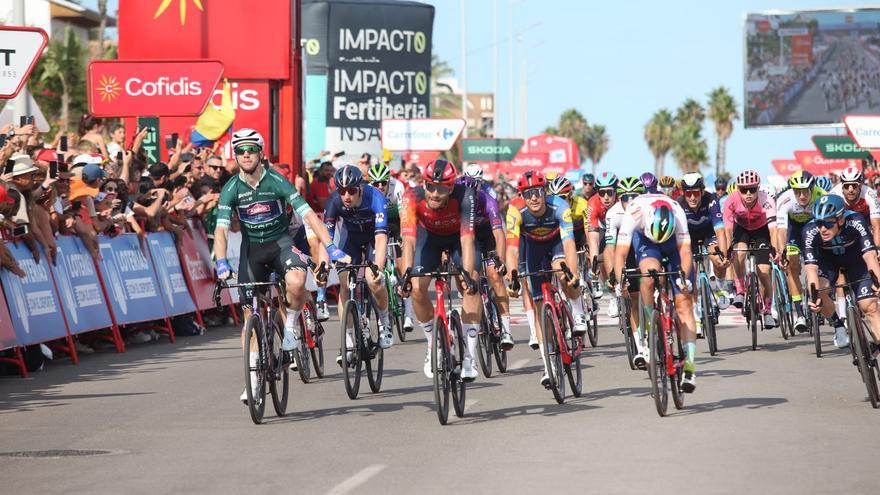Vídeo | Así ha sido la espectacular llegada a Burriana en la quinta etapa de la Vuelta a España