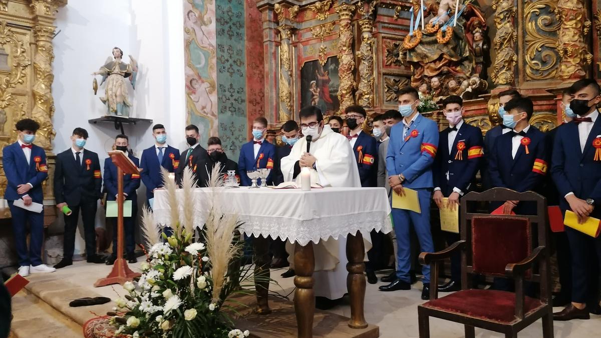 El párroco, Juan José Carbajo, oficia la misa rodeado de algunos quintos en Santa María de Arbas