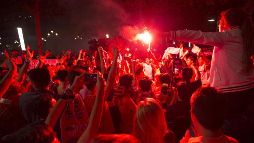 La afición del Sevilla celebra el triunfo sobre la Liga Europea