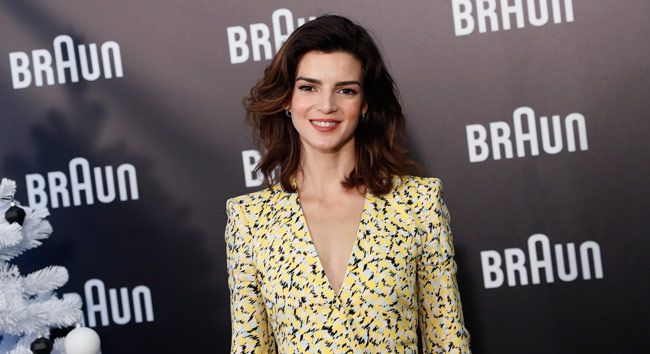 Clara Lago con vestido blazer amarillo y melena castaña