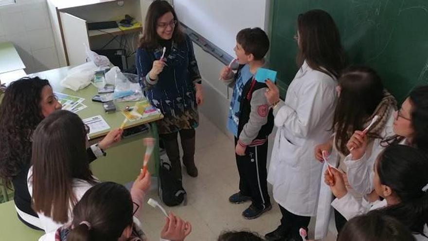 Alumnos del IES Montserrat Roig, a la izquierda en una prueba en bicicleta, y, a la derecha, mientras participan en uno de los talleres saludables.