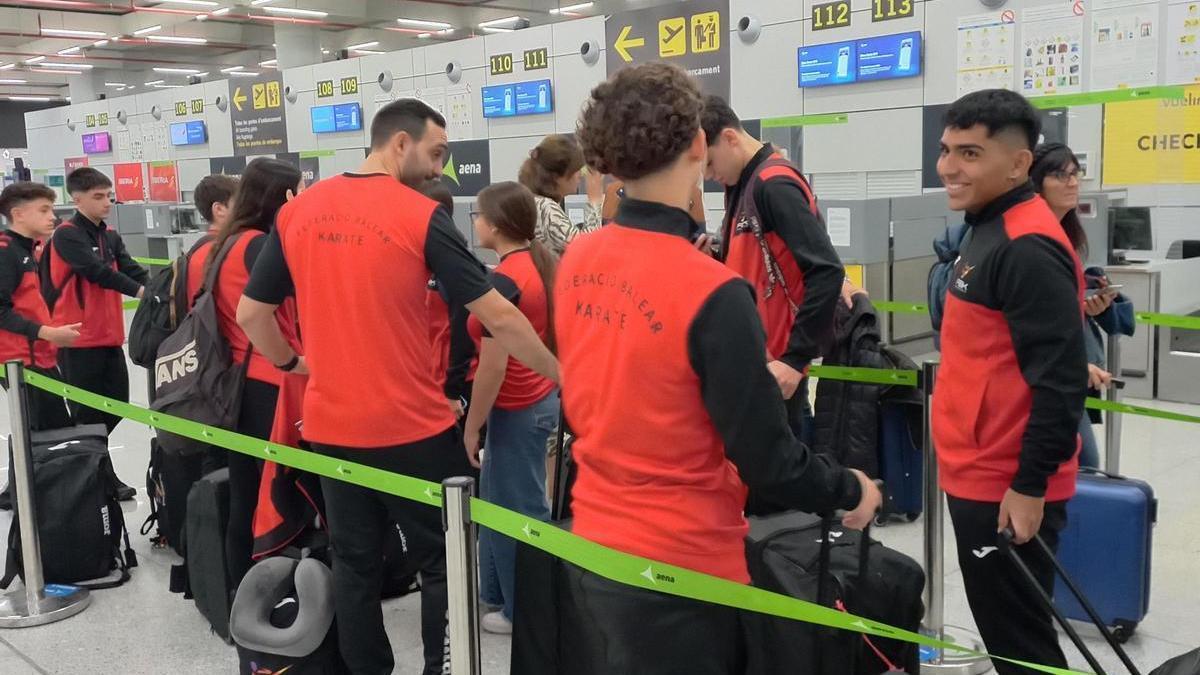 Esteban de la Pava, a la derecha, minutos antes de que se le impidiera embarcar