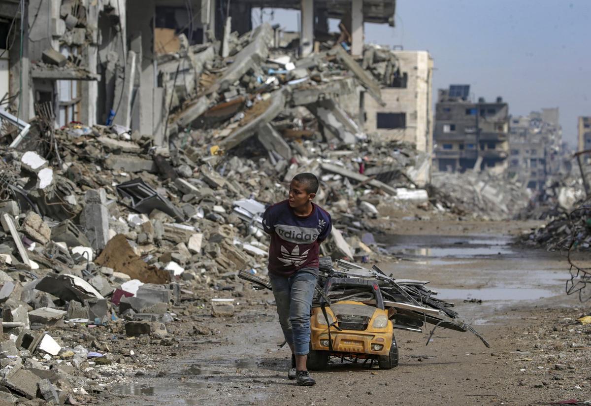 Las fuertes lluvias registradas este viernes en Gaza inundan tiendas de desplazados